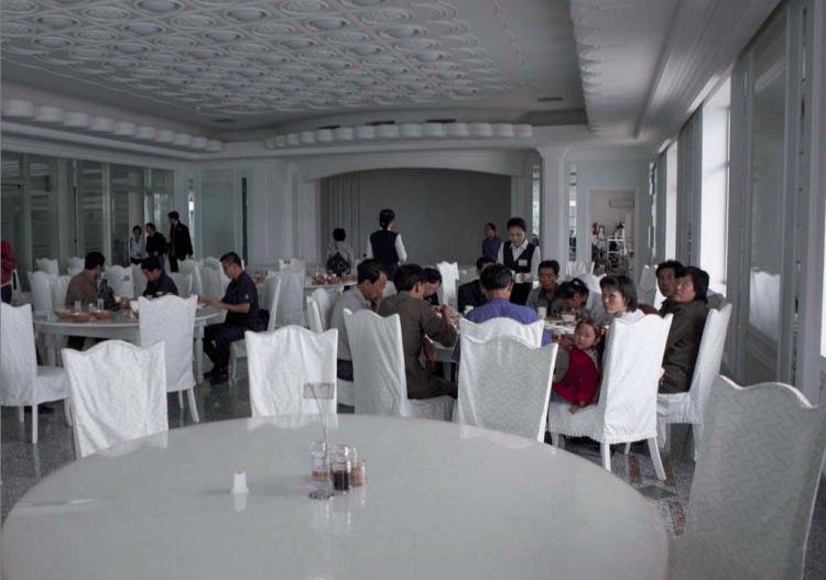 <p>Başkent Oyonyang'ta Taedong Nehri'nin kenarında açılmış bir restaurant. Bu restaurantlar çok pahalı, bu yüzden sadece zenginler yemek yiyebiliyor.<br />
<br />
Bu sebeple bu fotoğrafta silinmişti.</p>