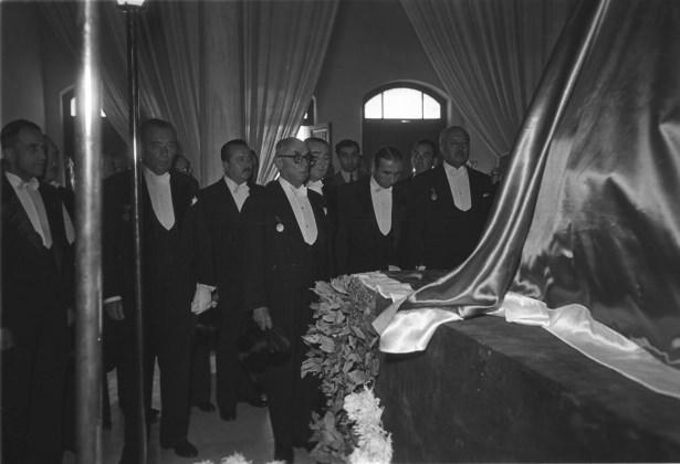 <p>Atatürk'ün naaşı, Anıtkabir'e defnedilmek üzere Etnografya Müzesi'nden çıkarılmadan önce Cumhurbaşkanı Celal Bayar (sağ 3), Meclis Başkanı Refik Koraltan (sol 2), (arka sıra sağdan sola) Adalet Bakanı Osman Şevki Çiçekdağ, Bayındırlık Bakanı Kemal Zeytinoğlu, Başbakan Adnan Menderes ve İşletmeler Bakanı Sırrı Yılcalı saygı duruşunda görülüyor.</p>
