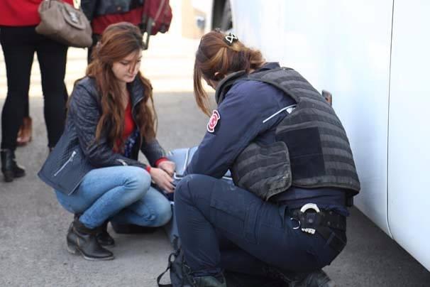 <p>Şırnak Üniversitesi öğrencileri de otobüslerle Mehmet Emin Acar  Kampüsüne giderek eğitime başladı.İçişleri Bakanlığınca Kanun Hükmünde Kararname (KHK) ile görevlendirme  yapılan Şırnak Belediyesince yol yapım ve temizlik çalışmalarına hız verildi.  Belediye ile İl Özel İdaresi ekiplerince aylardır toplanmayan çöpler  toplanıyor, cadde ve sokaklar temizleniyor.</p>
