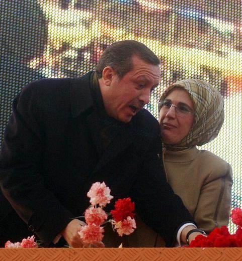 <p>Emine Hanım, Başbakan Recep Tayyip Erdoğan'ın uzun siyasi kariyeri boyunca hep yanında oldu.</p>

<p> </p>
