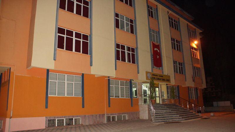<p>Ankara'nın Çubuk ilçesinde, Fetullahçı Terör Örgütü'nün (FETÖ) darbe girişimiyle ilgili yürütülen soruşturma kapsamında 3 özel okul mühürlendi</p>
