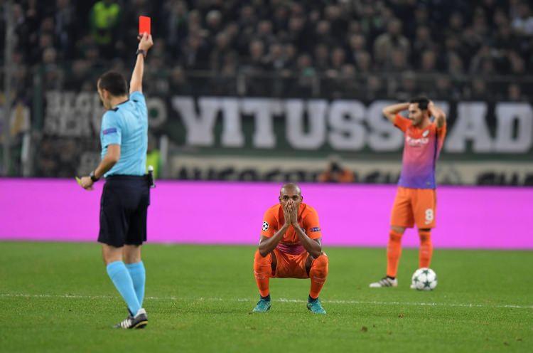 <p>Cüneyt Çakır 51. dakikada Alman ekibinden Lars Stindl ve 63. dakikada Manchester City'den Fernandinho'yu ikinci sarıdan kırmızı kartla oyun dışına yolladı.</p>
