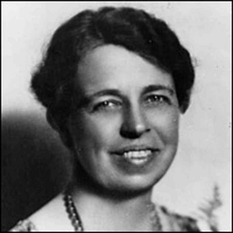 <p><strong>Eleanor Roosevelt (1884-1962</strong><strong>)</strong></p>
<p>İnsan Hakları Bildirisi'ne büyük katkılar sağlamıştır. 'Uluslarası İnsan Hakları Bildirgesi'ni Birleşmiş Milletler Genel Kuruluna sunan ve kabul edilmesini sağlayan dünyanın ilk First Lady'sidir.</p>