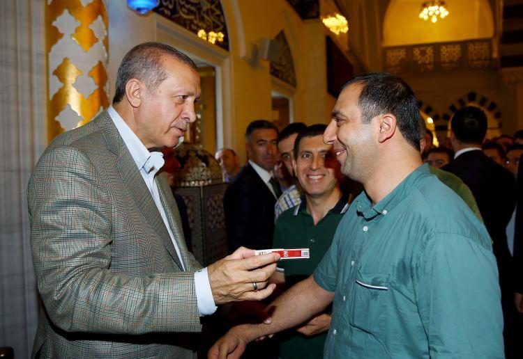 <p>Cumhurbaşkanı bayram namazı çıkışı vatandaşlarla tek tek bayramlaştı.</p>
