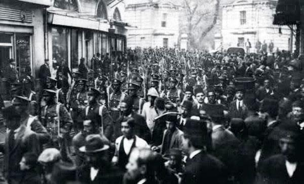 <p>İngiliz kuvvetlerinin Beyoğlu’nda yürüyüşü. İngiliz Sefarethanesi önü. (1920)</p>

<p> </p>
