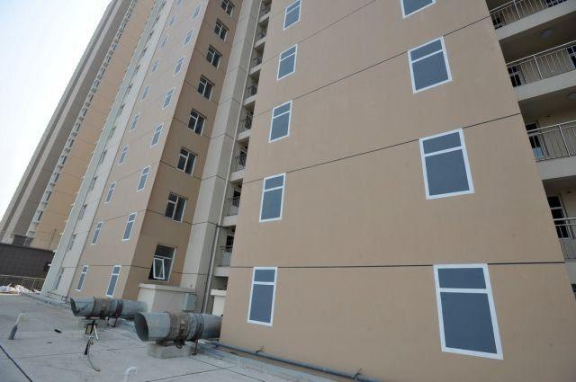 <p>Çünkü müteahhit apartmanın dış yüzeyini sanki pencere varmış gibi gösterecek şekilde boyattı.</p>
<p> </p>