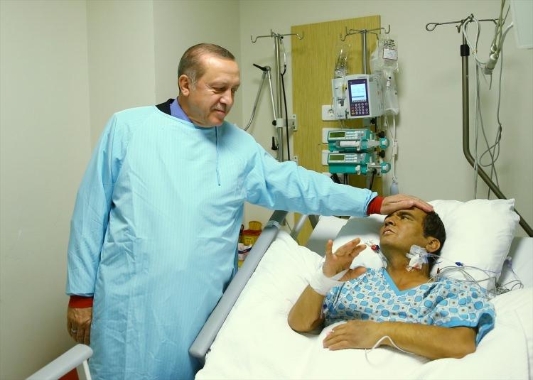 <p>Cumhurbaşkanı Erdoğan, ziyaret esnasında, bizzat Süleymanoğlu ile de yaklaşık 20 dakika sohbet etti.</p>

<p> </p>
