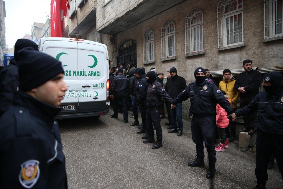 <p> Şehit polisin cenazesi tören öncesi Nuri Pazarbaşı Mahallesindeki baba evine getirildi.</p>