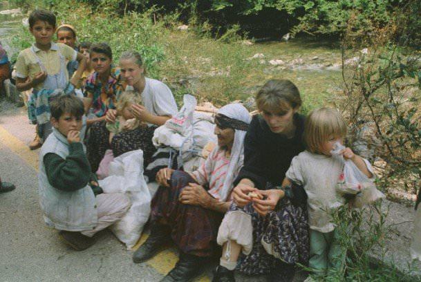 <p>Büyük çoğunluğu ağlıyordu. Kameraman arkadaşım Muhamed Kahrimanoviç ile bulunduğumuz yere ulaşanları karşıladık. Korkuyorlardı. Çünkü hala kimin bölgesinde olduklarını bilmiyorlardı. Hepsinin elinde ufak tefek çeşitli silah bulunuyordu. Sapna'daki Boşnak askerler onlara su ve yemek verdi. Hayatlarını ve sevdiklerinin hayatlarını kurtarabilmek için umut yolculuğuna çıkan grubun günler süren yolculuğu son bulmuştu."</p>