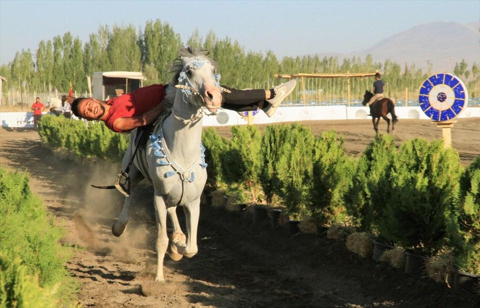 <p>Suluoğlu, geleneksel spor dallarına ilginin her geçen gün arttığını, geçen yıl 100 sporcuyla yaptıkları etkinliklere şu anda 190 sporcunun katıldığını aktardı. </p>