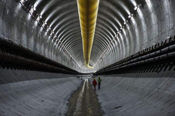<p>Avrasya Tüneli Projesi, toplam 14,6 kilometrelik üç ana bölümden oluşan projenin en önemli aşamasını 3,4 kilometre uzunluğundaki Boğaz Geçişi oluşturuyor.</p>