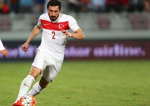<p>Şener Özbayraklı</p>
