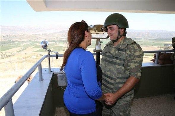 <p>Bir anda annesini karşısında gören Mehmetçik şaşkınlığını gizleyemezken annesine özlemle sarılarak gözyaşı döktü.</p>