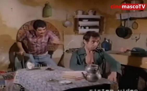 <p>"Yeşilçam Sokağı" filminde montaj elemanının özensizliğiyle ortaya çıkan bir hata. Yönetmen Ülkü Erakalın sahne sonunda kadrajda beliriyor.</p>
<p> </p>
