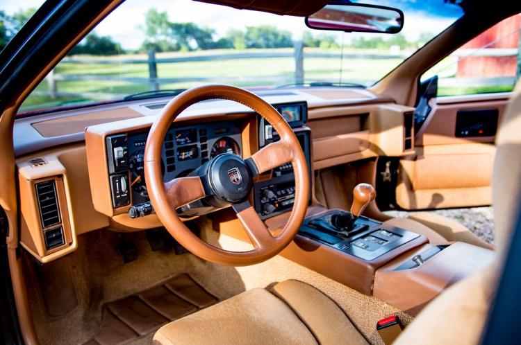 <p><span style="color:#E6E6FA">Her ne kadar, bazı “yangın sorunları” ile karşılaşsa da, Amerikalıların “Bugün de üretilmesi gereken otomobiller” listesine koyduğu Pontiac Fiero, 1984-1988 yılları arasında 370 bin adedin üzerinde satışı yapan bir otomobildi.</span></p>
