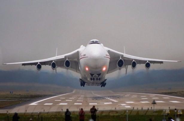 <p>İşte dünyanın en büyük uçağı. Dönemin Sovyetler Birliği tarafından Ukrayna’da üretilen 'Antonov', bir askeri kargo uçağı.</p>
<p> </p>