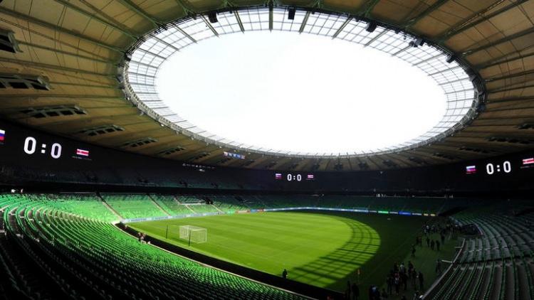 <p>Krasnodar Arena stadının proje müdürü Erdal Güner, yapımına 2013'te başladıkları stadı 40 ay gibi bir sürede tamamladıklarını belirterek, "120 bin metre kare kulanım alanı ve 34 bin 300 kişilik bir futbol kompleksi burası. Ama seyirci sayısı 40 bin kişiye kadar çıkarılabiliyor. Rusya'nın, aynı zamanda da dünyanın en lüks ve VIP stadı oldu. Bunu bir Türk şirketi Esta Construction olarak yapmış olmak ayrıca bir gurur kaynağı olmuştur bizler için. Stadı bizim için farklı kılan bir başka özellik De Krasnodar Futbol takımının başkan yardımcısı, bizim yönetim kurulu başkanımız Bahattin Demirbilek olması da bizim için projeyi daha farklı kılmıştır.</p>