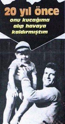 <p>Beşiktaşlı Metin Tekin, isim babası Metin Oktay'ın kucağında.</p>
