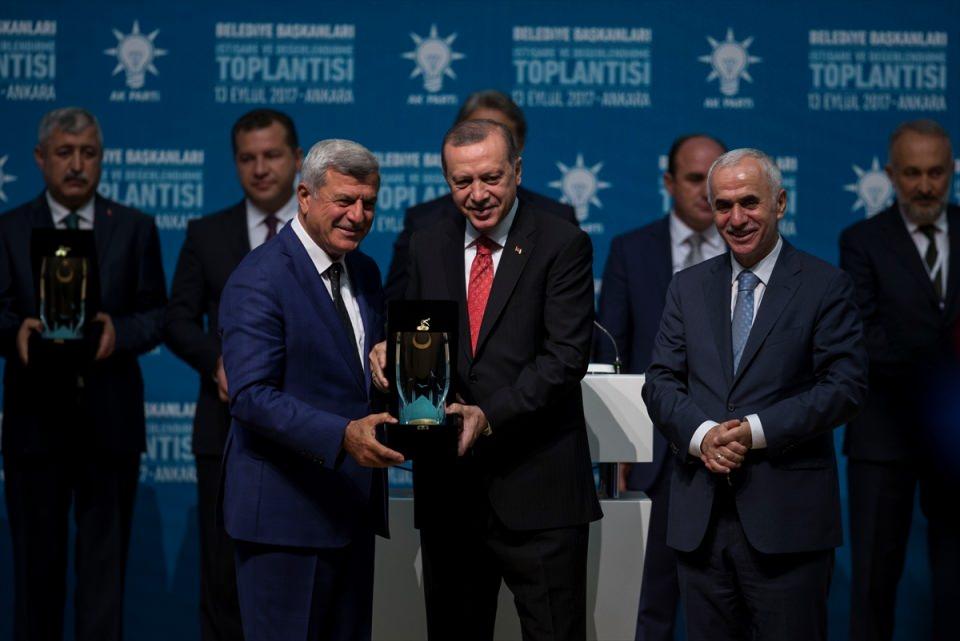 <p>Kocaeli Büyükşehir Belediye Başkanı İbrahim Karaosmanoğlu ödül aldı.</p>