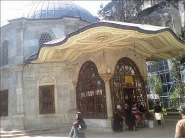 <p>Fatih’in yaptırdığı eserler kümesi (külliye) içinde cami, medrese, hastahane, misafirhane, imaret, hamam, kervansa­ray, okul, kütüphane ve türbeler (Fatih Sultan Mehmet Türbesi, Gülbahar Hatun Türbesi, Nakşıdil Valide Sultan Türbesi) vardı.</p>

<p> </p>
