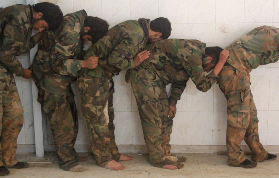 <p>Suriye'de, Şam Cephesi'ne (El-Cebhetu'ş-Şamiyye) bağlı birlikler, Halep'in Rityan beldesinde rejim güçleri ile çatıştı. Rityan'da esir alınan, arasında İran ve Hizbullah militanlarının da bulunduğu 45 rejim askeri, güvenli bölgelere götürülerek sorgulandı</p>