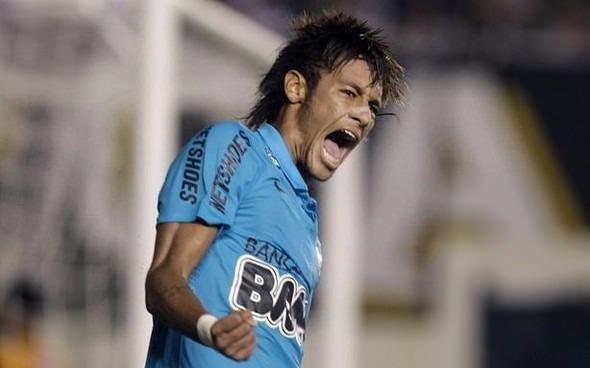 <p><strong>NEYMAR - ÇAMURLU KRAMPON!</strong><br />
<br />
2013'te Santos'ta forma giyen Neymar, Telegraph gazetesinde çıkan habere göre, özel dizayn edilmiş kramponları çamurlu İngiliz sahalarında tanıtamayacağı için bu teklifi reddetti.</p>