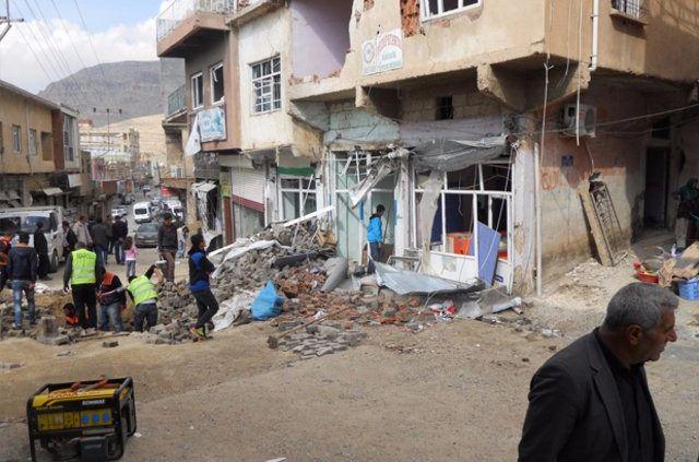 <p>Diyarbakır'ın Silvan ilçesinde de 3 mahallede 3 Kasım'da başlayan ve 12 gün süren sokağa çıkma yasağı kapsamında da 22 çukur ve barikat bertaraf edildi. Operasyonlarda 15'e yakın terörist etkisiz hale getirilmesinin yanında 24 patlayıcı imha edildi.</p>
<p> </p>