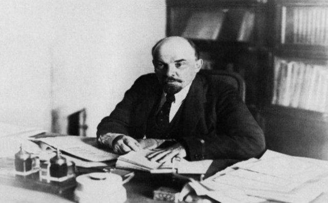 <p>Liderlik konumuna Lenin sayesinde geldi lakin ilerleyen dönemlerde Lenin'in önderliğinde liderlikten indirilmek istendi. Ama indirilemedi.</p>