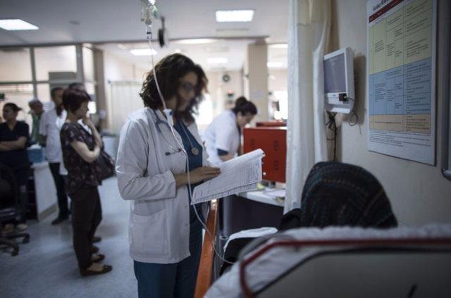 <p>Düzenlemenin yürürlüğe girdiği tarihten önce yurt dışında tabiplik veya tıpta uzmanlık eğitimini tamamlayan tıp doktorları, 6 ay içinde Türkiye'ye dönmek ve en az 3 yıl süreyle Türkiye'de fiilen çalışmak şartıyla mecburi hizmetten muaf olacak.</p>

<p> </p>
