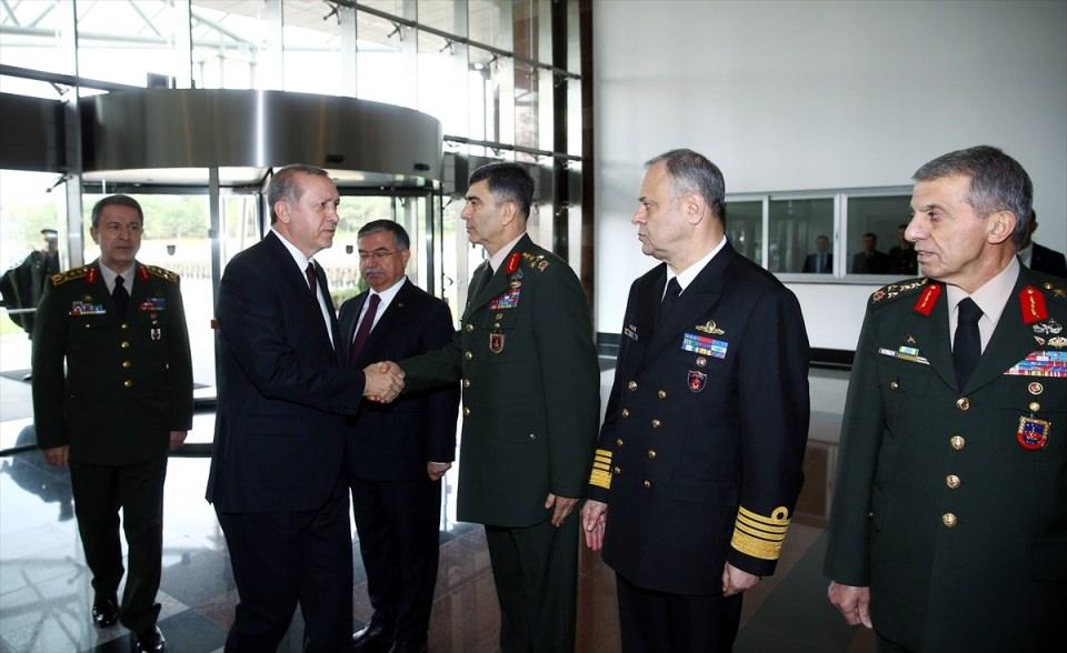 <p>Cumhurbaşkanı Recep Tayyip Erdoğan, Harp Akademileri Komutanlığı'nı ziyaret etti. Ziyaretinde Cumhurbaşkanı Erdoğan'a Milli Savunma Bakanı İsmet Yılmaz  ve Genelkurmay Başkanı Orgeneral Hulusi Akar da eşlik etti.</p>
