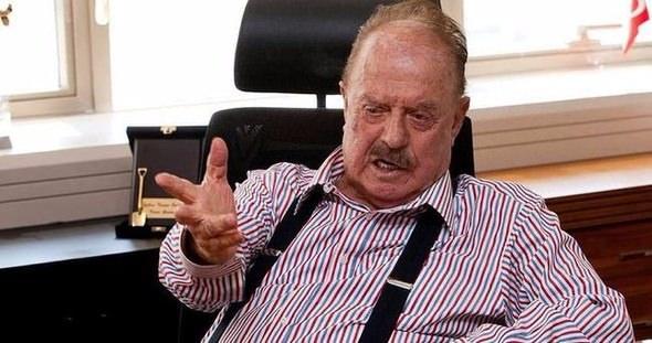<p>1978 YILINDA KULÜP BAŞKANI OLDU<br />
<br />
Futbolu bıraktığı 1950'li yıllardan 1970'lere kadar iş yaşamında yoğun bir çalışma hayatı olan Cavcav, 1960 yılında, aile şirketinden ayrılarak tek başına ticaret hayatına atıldı.</p>

