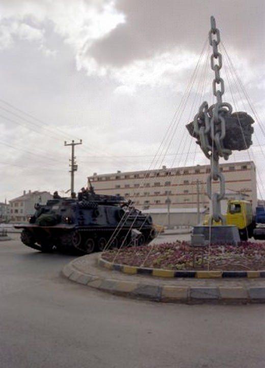 <p>En uzun Milli Güvenlik Kurulu toplantısının ardından Başbakan Necmetin Erbakan'a yapılan baskılar iyice arttı.</p>

<p> </p>
