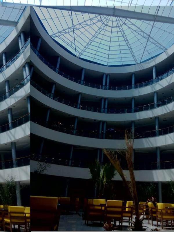 <p><br />
Suriye Başbakanı Vael al-Halaqi'nin a&ccedil;ılışını yaptığı l&uuml;ks AVM Suriyeliler tarafından tepki de g&ouml;r&uuml;yor.</p>
