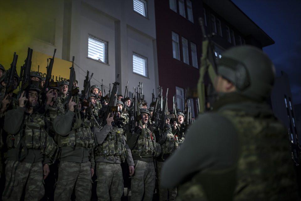 <p>Güvenlik güçleri, daha sonra zırhlı araçlarıyla, konvoy halinde ilçeden ayrıldı.</p>
<p> </p>