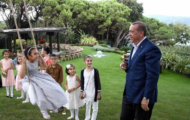 <p><span style="color:#D3D3D3">Ev sahibi Cumhurbaşkanı Erdoğan da çocukların sallanmalarına bazen bizzat yardımcı oldu.</span><br />
<br />
<a href="http://video.haber7.com/video-galeri/59939-erdogan-cocuklarla-bayramlasti"><span style="color:rgb(255, 255, 0)">HABERİN VİDEOSUNU İZLEMEK İÇİN TIKLAYINIZ...</span></a></p>