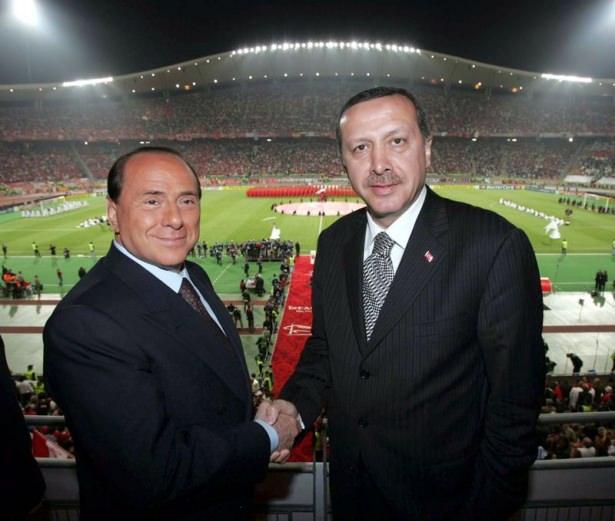 <p>2005 Şampiyonlar Ligi finali: İtalya Başbakanı Silvio Berlusconi ve dönemin Başbakanı Recep Tayyip Erdoğam</p>
