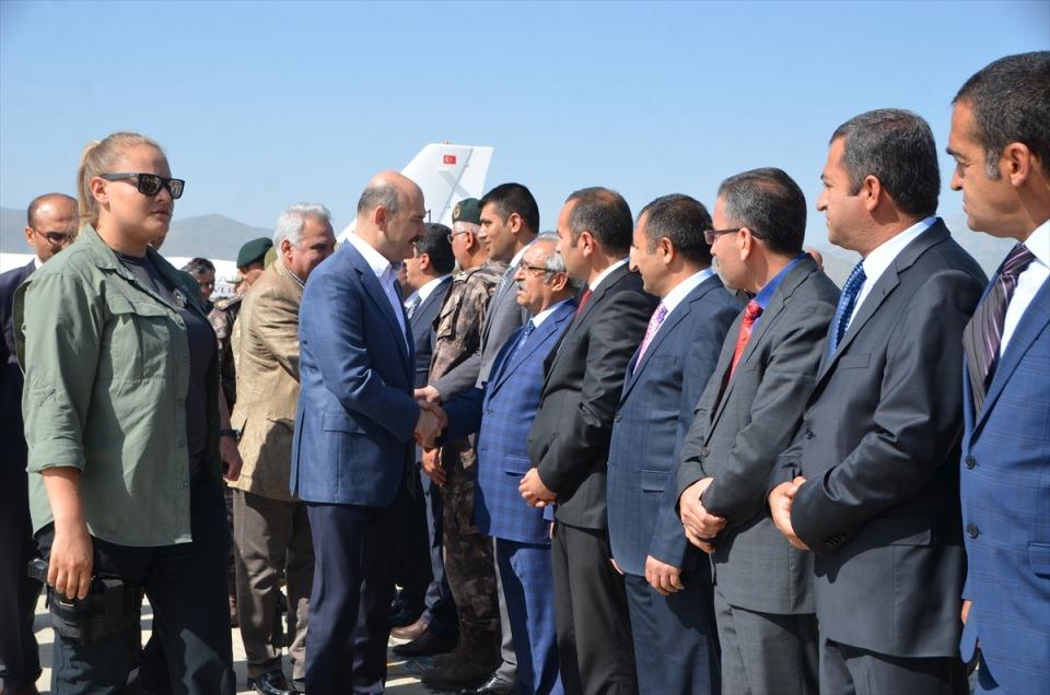 <p> Yüksekova Selahaddin Eyyubi Havalimanı'na gelen Bakan Soylu'yu Vali Vekili Bekir Abacı, Van Jandarma Asayiş Kolordu Komutanı Korgeneral Arif Çetin, Yüksekova 3. Piyade Tümen Komutanı Tuğgeneral Metin Tokel, İl Jandarma Komutanı Tuğgeneral Ferdi Korkmaz, İl Emniyet Müdürü Süleyman Suvat Dilberoğlu, Yüksekova Kaymakamı ve Belediye Başkan Vekili Mahmut Kaşıkçı karşıladı. </p>
<p> </p>