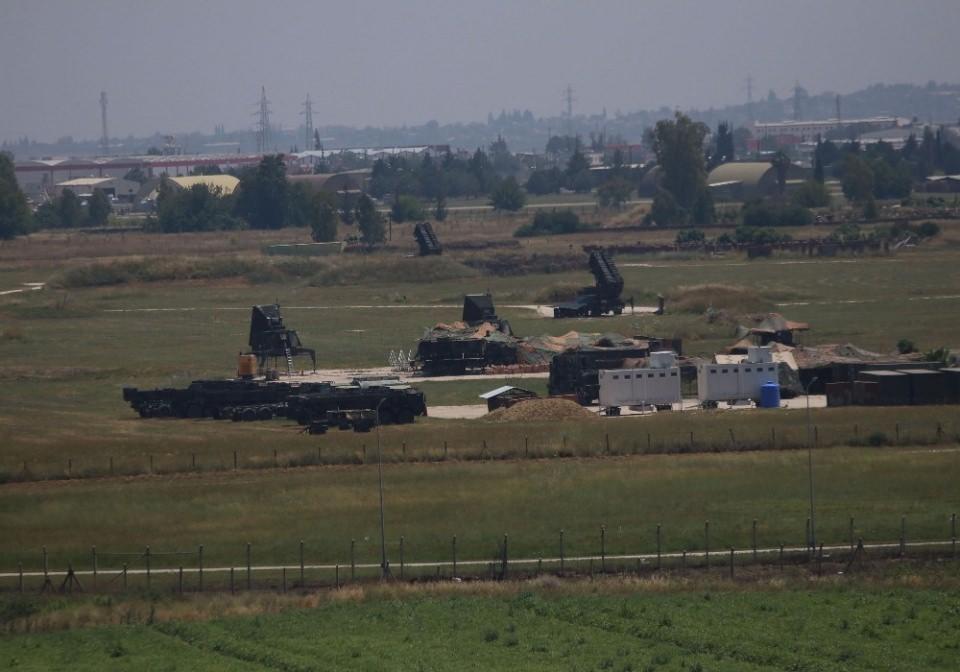 <p>Üste helikopterlerin, savaş ve kargo uçaklarının iniş kalkış yaptığı görüldü. Öte yandan, İncirlik Üssü çevresine Hawk füzeleri yerleştirilerek, güvenlik tedbiri arttırıldı.</p>
<p> </p>