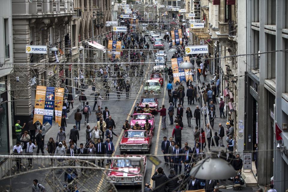 <p>Taksim Meydanı'nda hazırlanan festival alanına klasik otomobillerle gelen katılımcılar, Antika Festivali'nin kurdelesini birlikte keserek, açılışı gerçekleştirdi. </p>

<p> </p>
