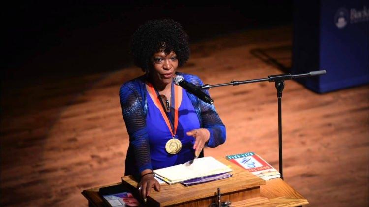 <p><strong>Rita Dove</strong></p>

<p>ABD Şair Ödülünü alan ilk siyahi kadın</p>
