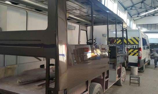 <p>İşin sonunda minibüsün dışı gıcır gıcır olurken, için de VIP bir araçtaki lükse kavuştu.</p>