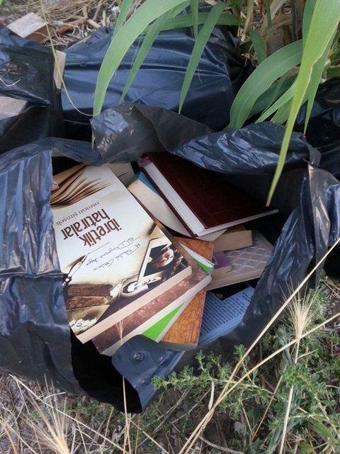 <p>Manisa'nın Akhisar ilçesinde Fetullahçı Terör Örgütü (FETÖ) Lideri Fethullah Gülen'e ait çok sayıda kitap ve CD çay kenarına atılmış şekilde bulundu.</p>

<p> </p>
