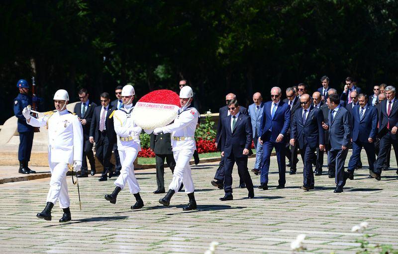 <p>Ahmet Davutoğlu Başbakanlığında kurulan 63. Hükümet üyeleri, Anıtkabir'i ziyaret etti. Başbakan Davutoğlu ve beraberindeki Geçici Bakanlar Kurulu üyeleri, Aslanlı Yol'dan yürüyerek Atatürk'ün kabrine geldi. </p>
