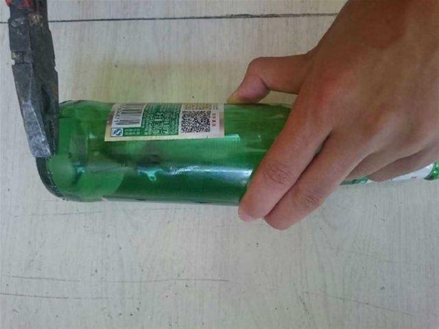 <p><strong>83-HİÇBİR TEKNOLOJİK ALET KULLANMADI!</strong></p>
<p>Önce cam şişenin alt kısmını kırıyor...</p>