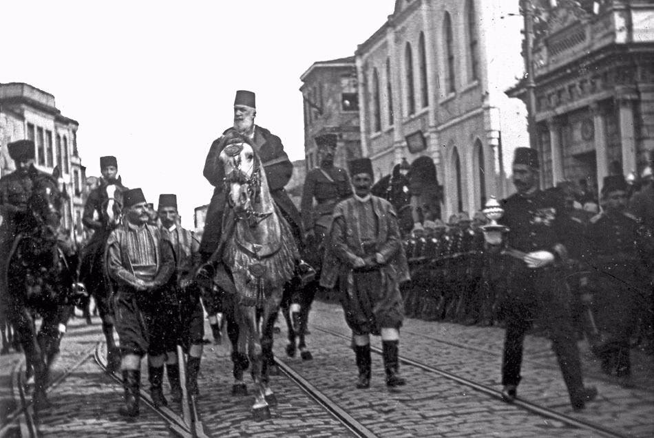 <p>Son İslam halifesi Sultan Abdülmecid II atıyla. /1922</p>
<ul>
</ul>