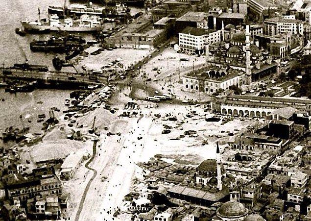 <p>72. Eminönü Meydanı (1958)</p>