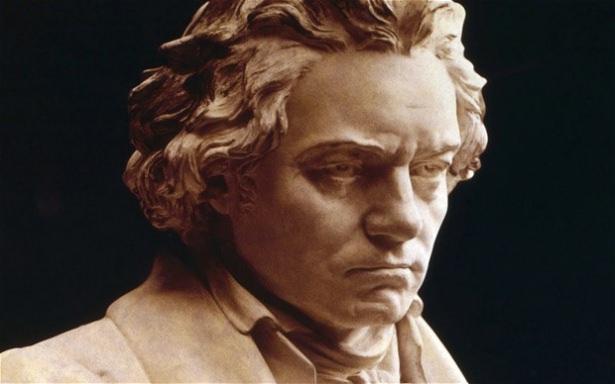 <p>Kendisinin kurşundan zehirlenerek öldüğü zaten biliniyordu; fakat bu zehirlenmeye nehirdeki balıkların yol açtığı düşünülmüştü. Halbuki Beethoven, hastalanmadan önceki dönemlerde cam armonikayla çok fazla haşır neşir olmuş ve bu alet de sağlık açısından çok tehlikeli olan kurşunlu camdan yapılmıştı. <br />
İnsanların delirmesine ve ölümüne neden olan bu alet sonradan yasaklanmış ve kurşunlu cam yerine kristal cam kullanılmaya başlanmıştır.</p>
