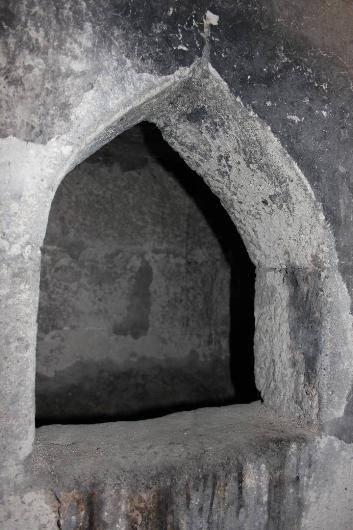 <p>Proje yapılacaksa ona altlık teşkil edebilir.Farklı odalar, tüneller ve bacaların yer aldığı esas yaşam alanı Nevşehir Kalesinin alt bölgesi olarak görünüyor. Buraya temiz hava giriş çıkışını sağlamak için içeriden güvenliğe alınabilen bugünkü ifadeyle belirli sayıda balkonlar inşa edildiği anlaşılıyor."</p>
<p> </p>