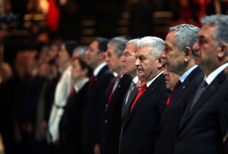 <p>15 Temmuz şehidi Ömer Halis Demir, şehit polis Fethi Sekin, Eski Başbakanlardan Necmettin Erbakan, Turgut Özal ve Adnan Menderes’in de fotoğrafları yer aldı.</p>
