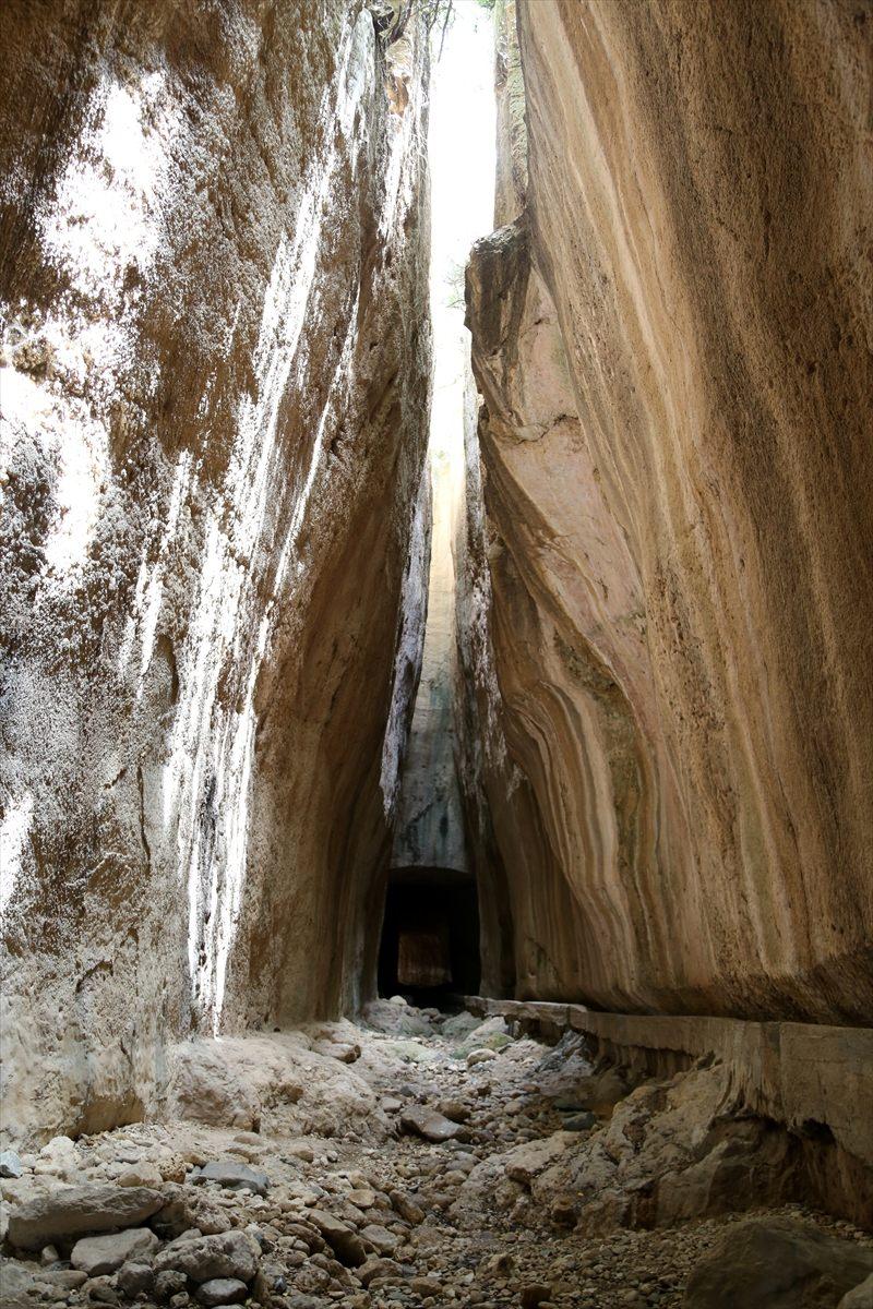 <p>Hatay Turizm Derneği Başkanı Sabahattin Nacioğlu, AA muhabirine, yüzyıllardır birden fazla medeniyete ev sahipliği yapan kentin, gezip görmeye değer birçok tarihi, doğal ve kültürel yerlerinin bulunduğunu söyledi.</p>

<p> </p>

